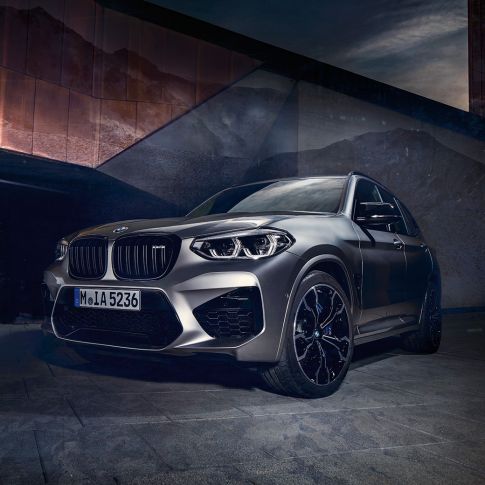 BMW X3 M Competition sett skrått forfra. Utvendig design på BMW X3 M Competition i doningtongrå metallic sett skrått forfra.