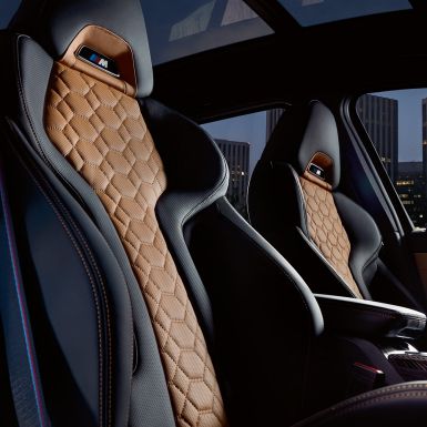 BMW X3 M Competition med M sportsseter. Kupeen til BMW X3 M Competition med M sportsseter i merinoskinn med Alcantara.