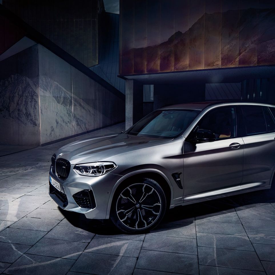 BMW X3 M Competition sett fra siden. Utvendig design på BMW X3 M Competition i doningtongrå metallic sett fra siden.