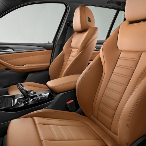 Innvendig design i BMW X3 M40i og BMW X3 M40d. Sportslig og behagelig kupé i BMW X3 M40i og BMW X3 M40d med sportsseter.