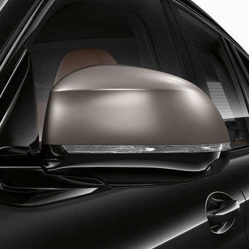 Speilhus på BMW X3 M40i og BMW X3 M40d. Utvendig design på BMW X3 M40i og BMW X3 M40d i safirsort metallic med galvaniserte speilhus i ceriumgrått.