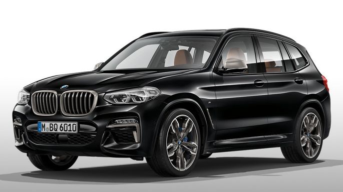 BMW X3 M40i og BMW X3 M40d sett fra siden. Utvendig design på BMW X3 M40i og BMW X3 M40d i safirsort metallic sett fra siden.