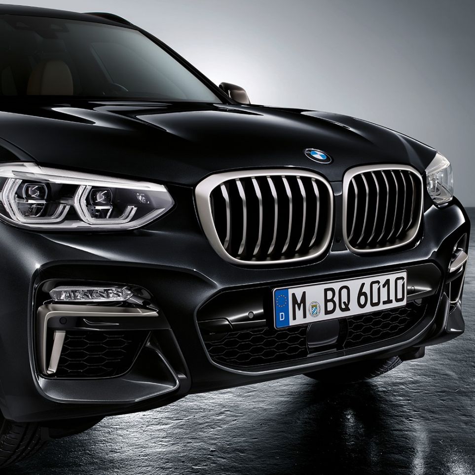 Fronten på BMW X3 M40i og BMW X3 M40d. Utvendig design på BMW X3 M40i og BMW X3 M40d i safirsort metallic med front med designelementer i ceriumgrått.