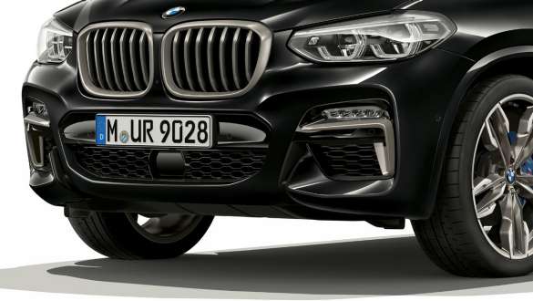 BMW X4 M40i og BMW X4 M40d med M aerodynamikkpakke. Utvendig design på BMW X4 M40i og BMW X4 M40d i safirsort metallic med front med M aerodynamikkpakke.