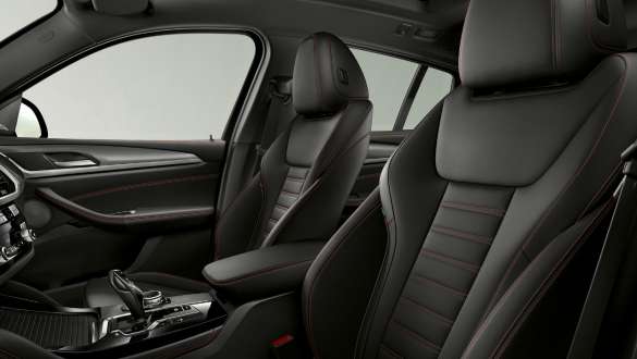 BMW X4 M40i og BMW X4 M40d med sportsseter. Kupeen til BMW X4 M40i og BMW X4 M40d med sportsseter foran.