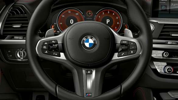 BMW X4 M40i og BMW X4 M40d med M skinnratt. Førerplassen i BMW X4 M40i og BMW X4 M40d med M skinnratt.