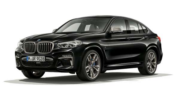 BMW X4 M40i og BMW X4 M40d sett skrått forfra fra høyre. Utvendig design på BMW X4 M40i og BMW X4 M40d i safirsort metallic sett skrått fra høyre foran.