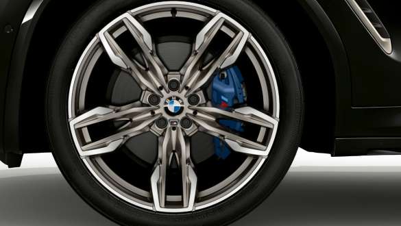 BMW X4 M40i og BMW X4 M40d med M sportsbremser. Utvendig design på BMW X4 M40i og BMW X4 M40d i safirsort metallic med lettmetallfelg med M sportsbremser.