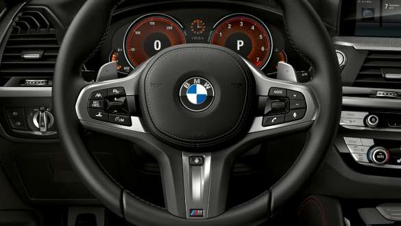BMW X4 M40i og BMW X4 M40d med variabel sportsstyring. Førerplassen i BMW X4 M40i og BMW X4 M40d med M skinnratt og variabel sportsstyring.
