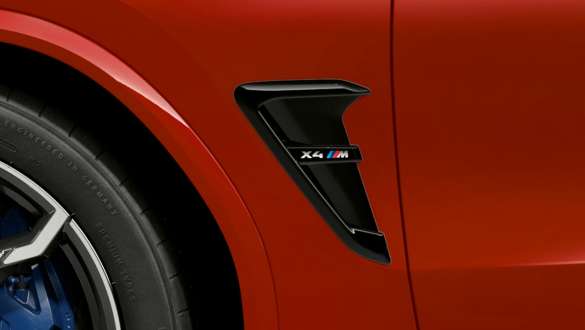 BMW X4 M Competition med M gjelle med modellbetegnelse. Utvendig design på BMW X4 M Competition i torontorød metallic med M gjelle i høyglanset sort med modellbetegnelse.