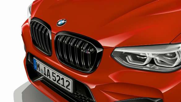 Fronten på BMW X4 M Competition med M grill. Utvendig design på fronten til BMW X4 M Competition i torontorød metallic med M grill i høyglanset sort.
