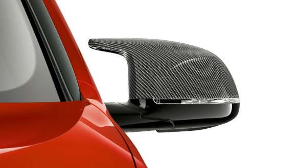 BMW X4 M Competition med M sidespeil med speilhus i karbonfiber. Utvendig design på BMW X4 M Competition i torontorød metallic med M Carbon utvendig designpakke og M sidespeil med speilhus i karbonfiber.