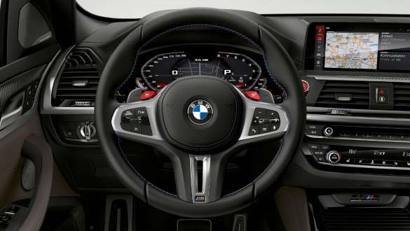 BMW X4 M Competition med M skinnratt. Førerplassen i BMW X4 M Competition med M skinnratt med multifunksjonstaster.