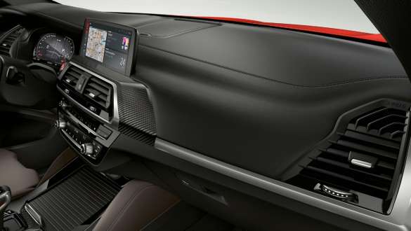 BMW X4 M Competition med Carbon Fibre interiørlister. Kupeen til BMW X4 M Competition med instrumentpanel med Carbon Fibre interiørlister.