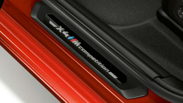 BMW X4 M Competition med innstigningslist med Competition-signatur. Kupeen til BMW X4 M Competition med innstigningslist med Competition-signatur.