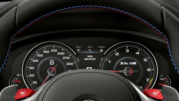 BMW X4 M Competition med spesielt M kombiinstrument. Førerplassen i BMW X4 M Competition med spesielt M kombiinstrument.