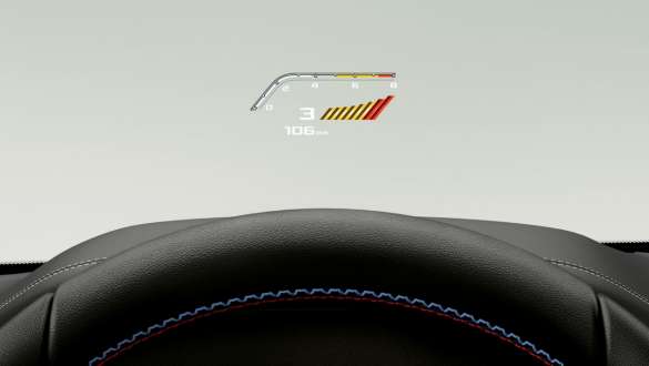 BMW Head-Up Display med spesiell M-visning. BMW X4 M og BMW X4 M Competition med BMW Head-Up Display med spesiell M-visning.