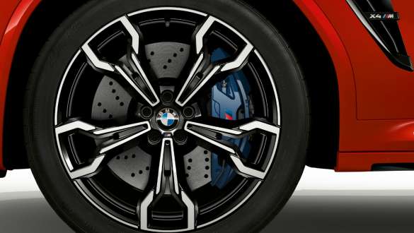 M komposittbremser. Utvendig design på BMW X4 M Competition i torontorød metallic, M lettmetallfelg med M komposittbremser.