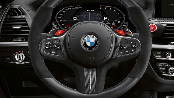 Førerplassen i BMW X4 M og BMW X4 M Competition. Førerplassen i BMW X4 M Competition og BMW X4 M med M skinnratt og M Servotronic.
