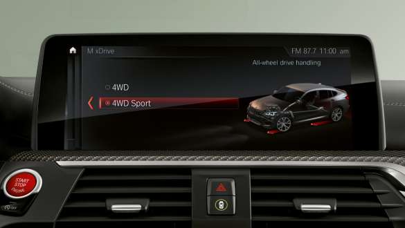 M xDrive. Kupeen til BMW X4 M og BMW X4 M Competition med kontrolldisplay og M xDrive.