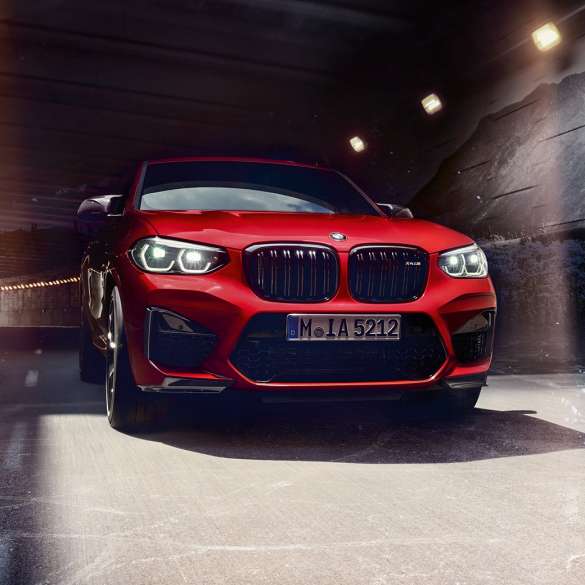 BMW X4 M Competition sett forfra. Utvendig design på BMW X4 M Competition i torontorød metallic sett forfra.
