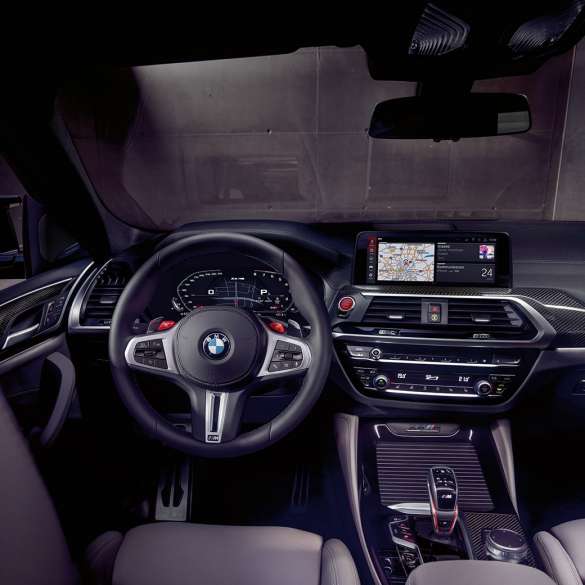 Førerplassen i BMW X4 M Competition. Førerplassen i BMW X4 M Competition med M sportsseter og M skinnratt.