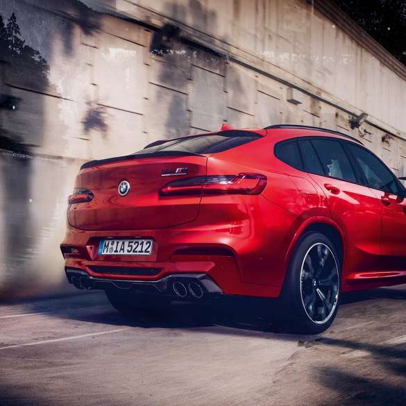 BMW X4 M Competition, speilhus i karbonfiber. Utvendig design på BMW X4 M Competition i torontorød metallic med M Carbon utvendig designpakke med speilhus i karbonfiber.