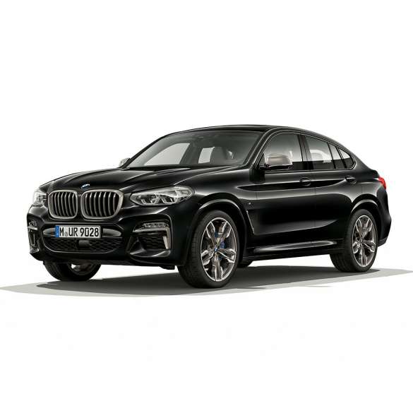 BMW X4 M40i og BMW X4 M40d sett skrått forfra. Utvendig design på BMW X4 M40i og BMW X4 M40d i safirsort metallic sett skrått fra høyre foran.