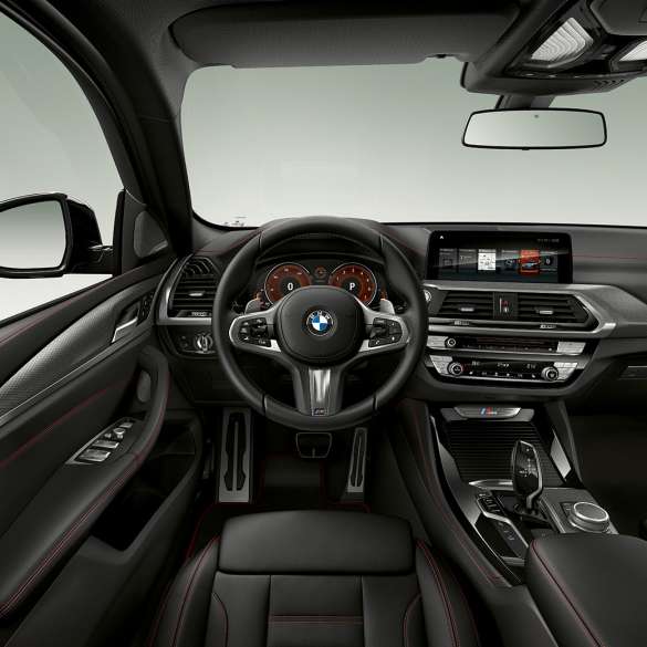 Førerplassen i BMW X4 M40i og BMW X4 M40d. Førerplassen i BMW X4 M40i og BMW X4 M40d med M skinnratt og M sportsseter.