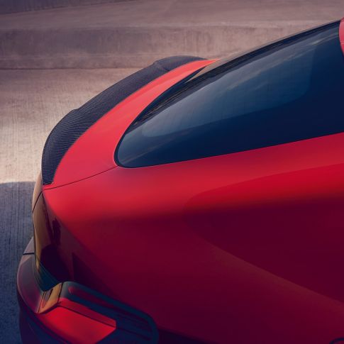 BMW X4 M Competition, M hekkspoiler i karbonfiber. Utvendig design på BMW X4 M Competition i torontorød metallic, M Carbon utvendig designpakke, nærbilde av hekken med M hekkspoiler i karbonfiber.