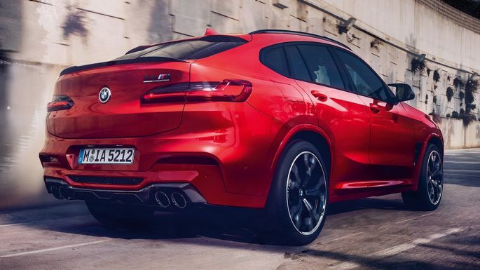 BMW X4 M Competition sett fra siden bak. Utvendig design på BMW X4 M Competition i torontorød metallic sett fra siden bak.