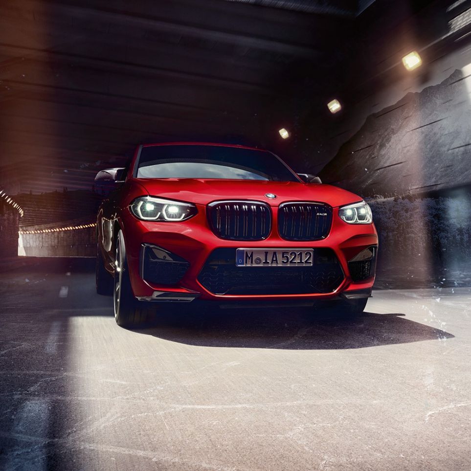 BMW X4 M Competition sett skrått forfra. Utvendig design på BMW X4 M Competition i torontorød metallic sett skrått forfra.
