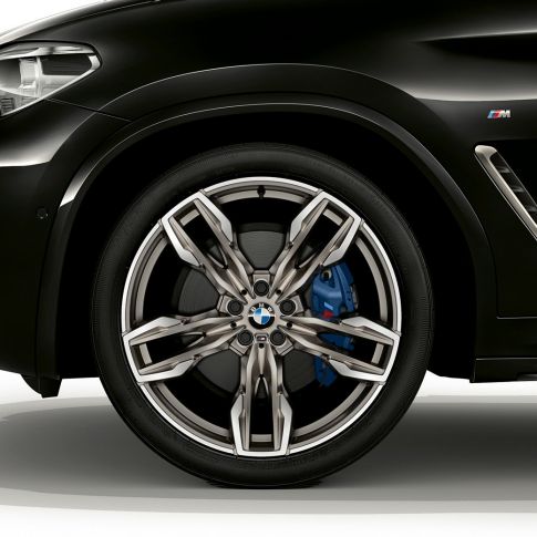 BMW X4 M40i og BMW X4 M40d med 21" M lettmetallfelger. Utvendig design på BMW X4 M40i og BMW X4 M40d i safirsort metallic sett fra siden med 21" M lettmetallfelger i dobbeltekedesign.