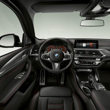 Førerplassen i BMW X4 M40i og BMW X4 M40d. Førerplassen i BMW X4 M40i og BMW X4 M40d med sportsseter og M skinnratt.