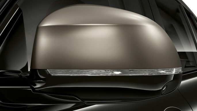 BMW X4 M40i og BMW X4 M40d med speilhus. Utvendig design på BMW X4 M40i og BMW X4 M40d i safirsort metallic med galvaniserte speilhus i ceriumgrått.