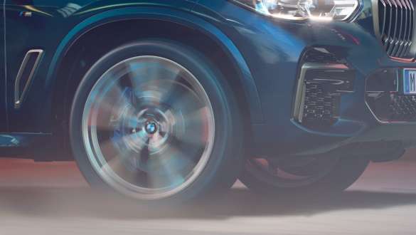 BMW X5 M50i og M50d med Adaptivt M sportsunderstell G05 BMW X5 M50i og M50d med Adaptivt M sportsunderstell karbonsort metallic G05 2018 SUV nærbilde hjul