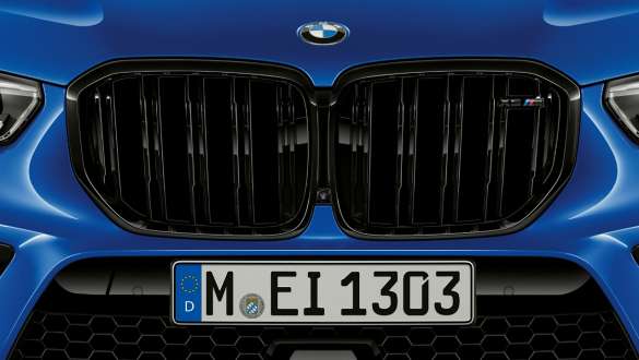 M-spesifikk frontgrill til BMW X5 M Competition F95 M-spesifikk frontgrill BMW X5 M Competition F95 2020 SUV Marina Bay blå metallic nærbilde