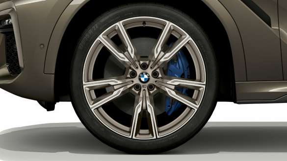 BMW X6 M50i med fokus på lettmetallfelg G06 BMW X6 M50i eksteriør lettmetallfelg G06 2018 SUV