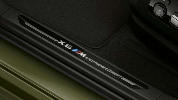 Innstegslister med "X6 M Competition"-inskripsjon i BMW X6 M Competition F96 Innstegslister med "X6 M Competition"-inskripsjon BMW X6 M Competition F96 2020 SUV nærbilde