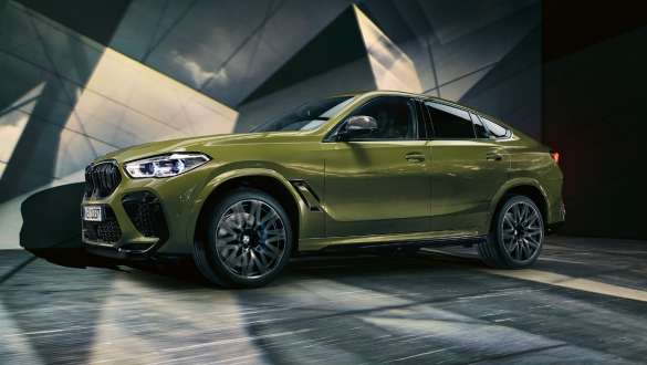 BMW X6 M Competition med M xDrive F96 BMW X6 M Competition med M xDrive BMW Individual spesiallakkering Urban grønn SUV F96 2020 SUV sett fra siden