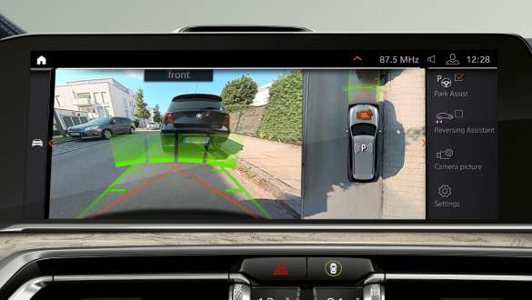 BMW X7 M-modell med Parking Assistant Plus BMW X7 M-modell, Parking Assistant Plus: nærbilde av førerpanelet, G07