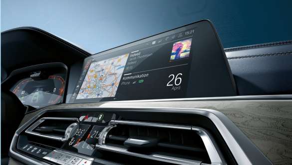 BMW X7 M-modell med BMW Live Cockpit Professional BMW Live Cockpit Professional sett skrått nedenfra i BMW X7 M-modellen, G07