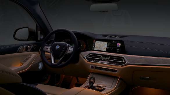 BMW X7 M-modell med Digital Key BMW X7 M-modell, Digital Key: en mann holder smarttelefonen mot bildøren fra utsiden, G07