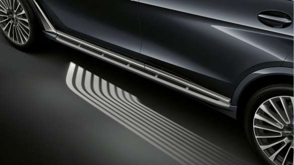 BMW X7 M-modell med Welcome Light Carpet BMW X7 M-modell, sett skrått ovenfra, Welcome Light Carpet projiseres i innstigningsområdet foran førerdøren, G07