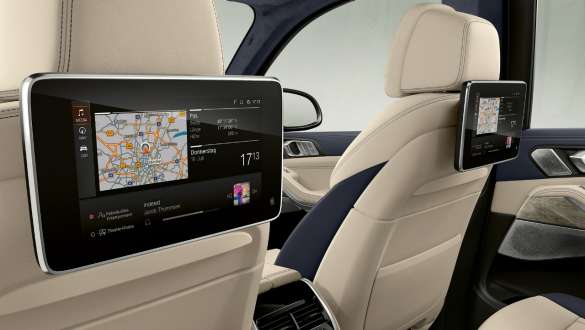 BMW X7 M-modell med Entertainment Professional for baksetet BMW X7 M-modell, interiør, Entertainmentsystem Professional for baksetet sett skrått fra baksiden av forsetene, G07