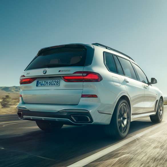 BMW X7 M50i sett skrått bakfra BMW X7 M50i i mineralhvit, sett skrått bakfra, G07, 2019