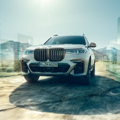 BMW X7 M50d sett forfra BMW X7 M50d i mineralhvit, sett forfra, G07, 2019