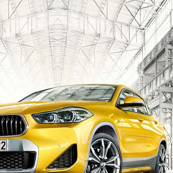 Sett skrått forfra BMW X2 F39 Sett skrått forfra BMW X2 2018 F39 Galvanisert gull metallic