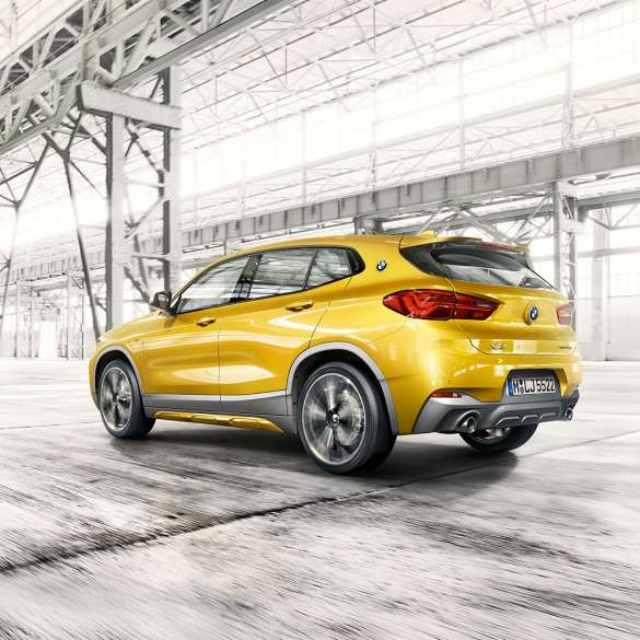 Sett skrått fra siden BMW X2 F39 BMW X2 2018 F39 Galvanisert gull metallic, sett skrått fra siden
