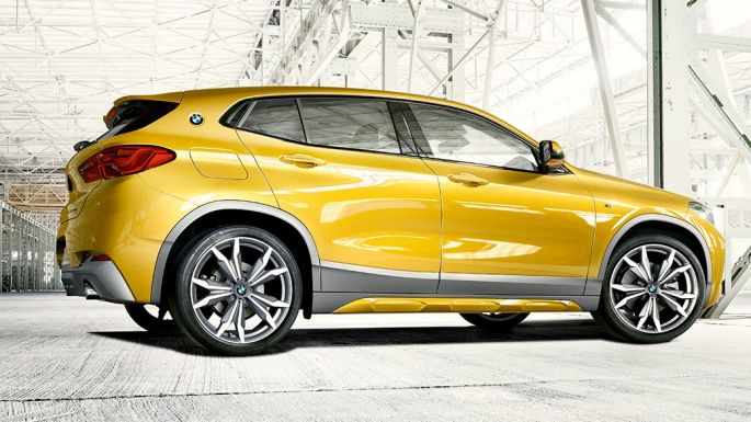 Sett fra siden BMW X2 F39 BMW X2 2018 F39 Galvanisert gull metallic, sett fra siden